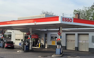 Umbau einer Esso-Tankstelle