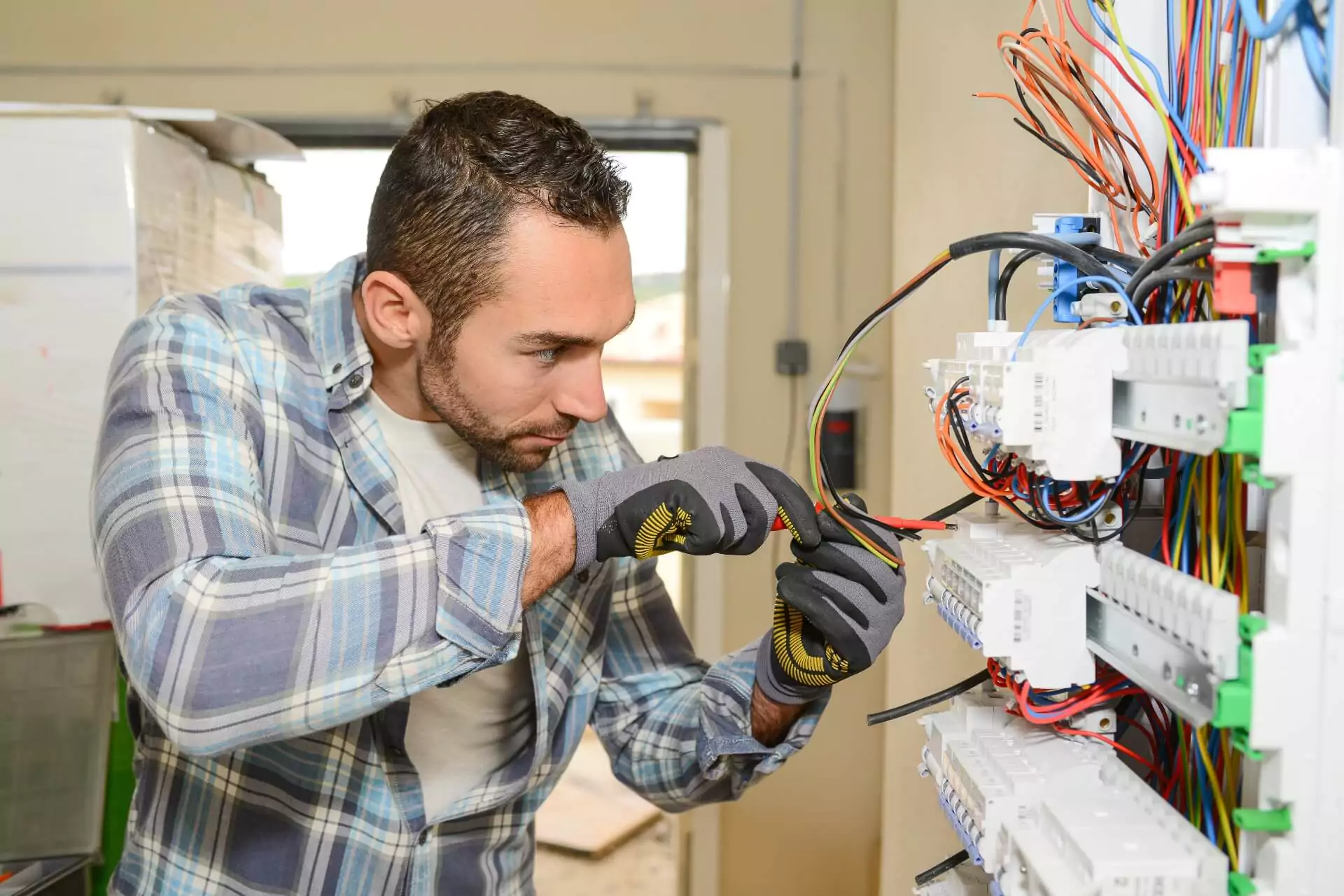 elektriker-installiert-sicherungskasten